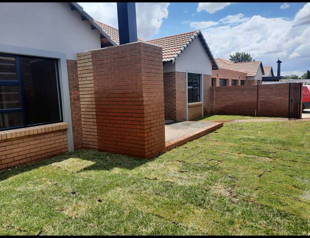 3 BEDROOM TOWNHOUSE TO LET IN LANGENHOVENPARK
